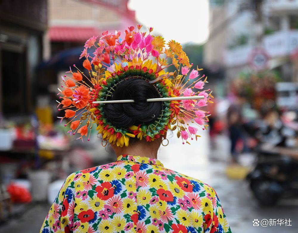 Women wearing Xunpu floral head arrangements