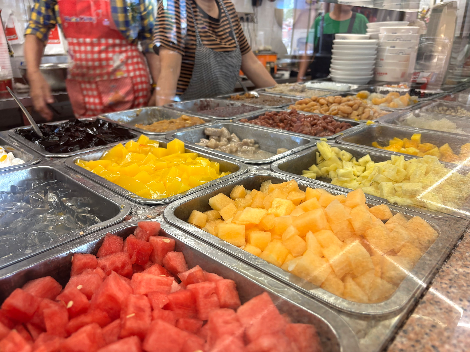 Fruit, beans, jellies and other toppings arranged for Quanzhou four-fruit soup