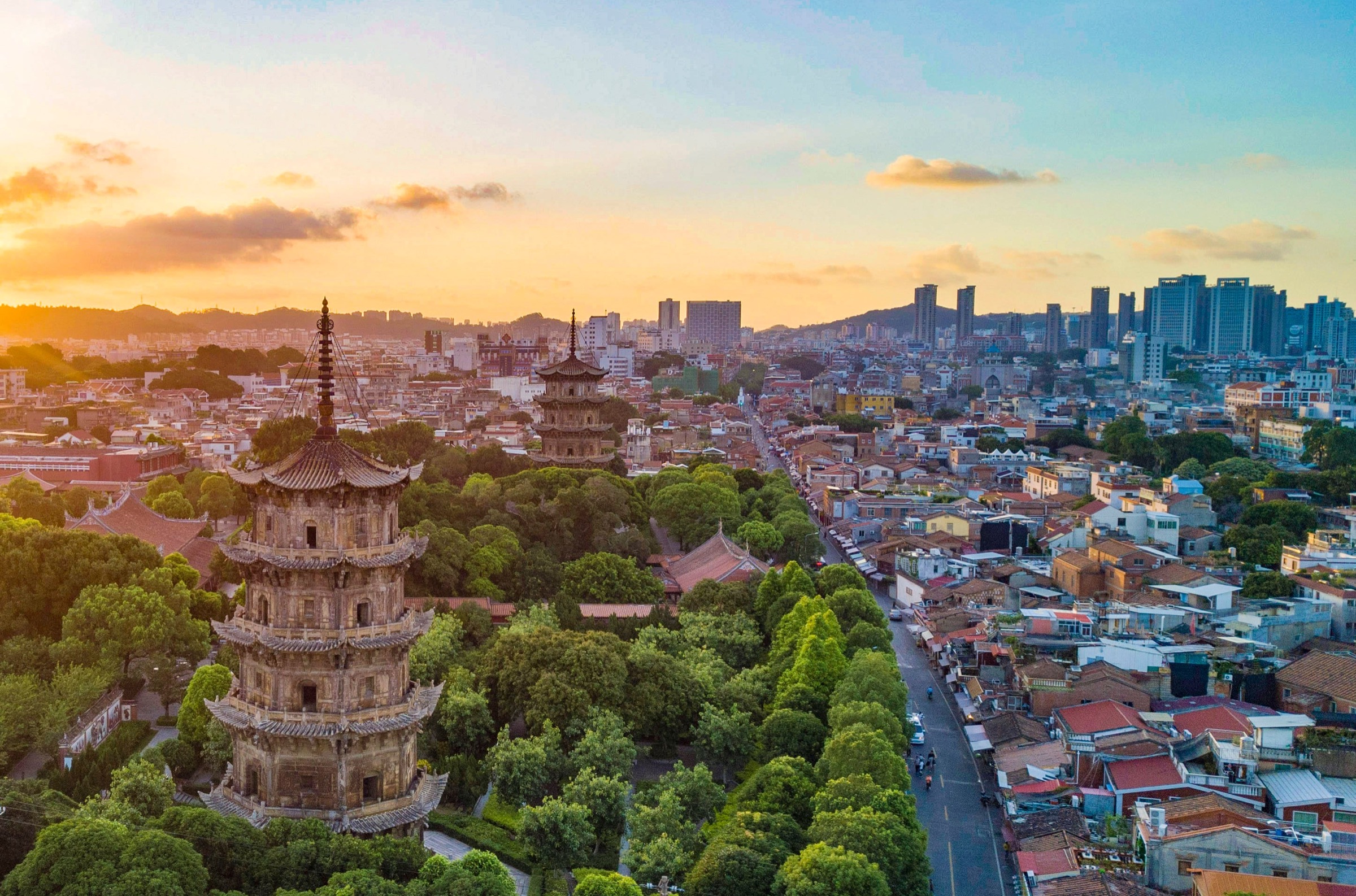 A Quanzhou dining table overlooking the city